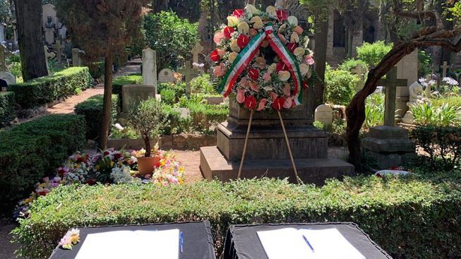 La tomba di Andrea Camilleri al Cimitero Acattolico di Roma