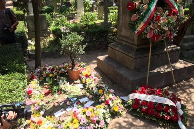 La tomba di Andrea Camilleri al Cimitero Acattolico di Roma