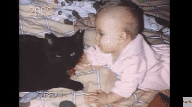 gatto salva la vita a una neonata