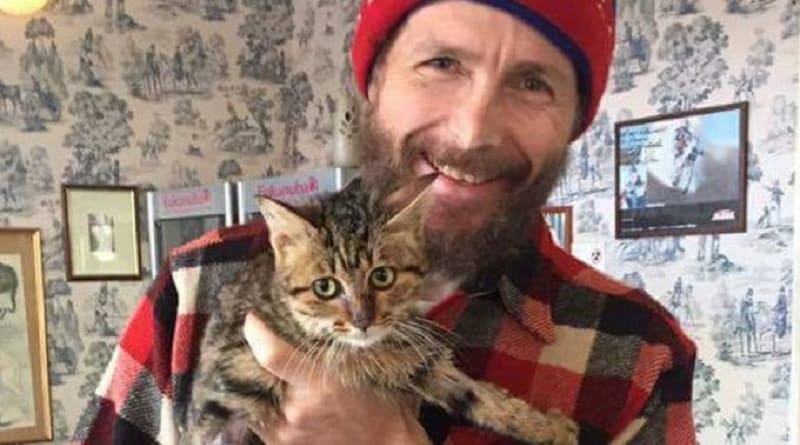 Jovanotti dona 23 quintali di cibo per animali al canile