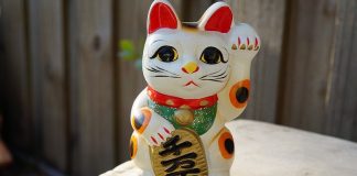 maneki neko gatto portafortuna