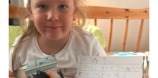 una bambina scrive una lettera alla sua gatta in paradiso