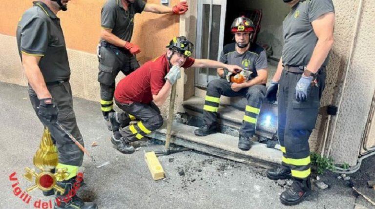 Gattino incastrato sotto un gradino della caserma: salvato e adottato dai Vigili del Fuoco di Carate Brianza
